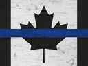 La commission de police de Calgary a ordonné aux policiers de cesser de porter de minces patchs bleus, ce que certains membres de la communauté considèrent comme offensant.  Mais la Calgary Police Association, qui représente les policiers et considère l'écusson comme un symbole de solidarité, a encouragé les membres à défier l'ordre.