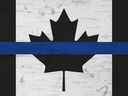 Les écussons à fine ligne bleue portés par les policiers de Calgary en service devront être remplacés par un symbole qui reflète mieux les valeurs des Calgariens, à la suite d'une décision de la Commission de police de Calgary. 