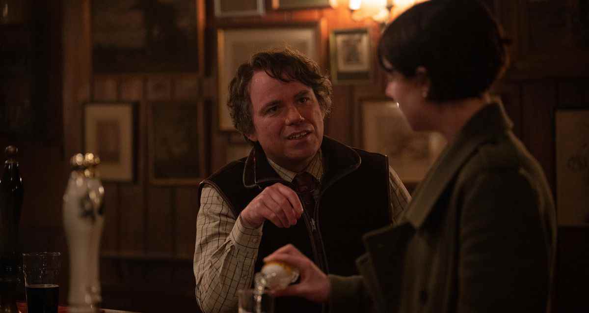 Rory Kinnear discute avec Jessie Buckley dans un pub de Men