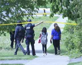 Un homme armé d'un fusil a été abattu par la police dans le secteur d'East Ave et de Lawrence le jeudi 26 mai 2022. Veronica Henri/Toronto Sun/Postmedia Network
