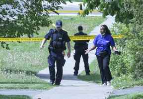 Un homme armé d'un fusil a été abattu par la police dans le secteur d'East Ave et de Lawrence le jeudi 26 mai 2022. Veronica Henri/Toronto Sun/Postmedia Network