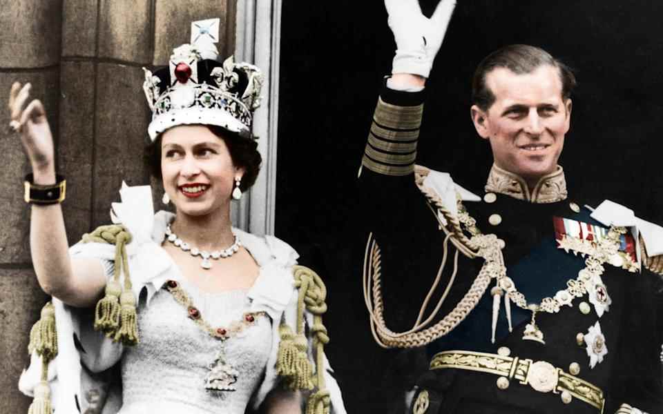 La reine Elizabeth II et le duc d'Édimbourg le jour de leur couronnement en 1953 - Signature Entertainment