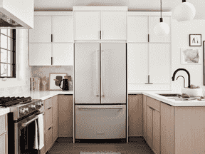 Le designer Brian McCourt a expédié le réfrigérateur en acier inoxydable à un atelier de carrosserie pour qu'il soit pulvérisé en gris clair.  
