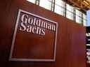 Le logo de Goldman Sachs est visible sur le parquet de la Bourse de New York.
