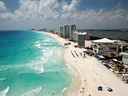 Une vue aérienne d'une plage de Cancun, au Mexique.