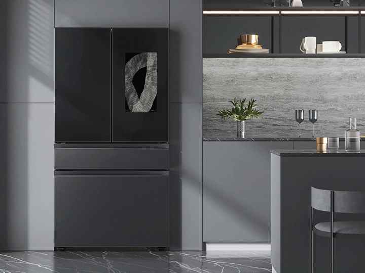 Réfrigérateur Family Hub à 4 portes et portes françaises Samsung Bespoke dans une cuisine gris foncé.