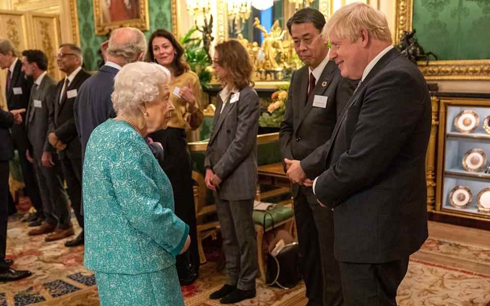 La reine accueille Boris Johnson lors d'une réception pour les chefs d'entreprise et d'investissement internationaux au château de Windsor en 2021 - Getty Images Europe