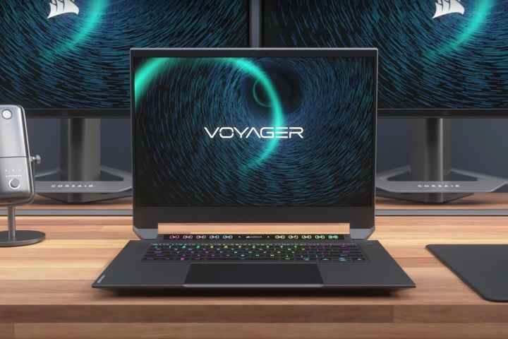 Gros plan sur l'ordinateur portable de jeu Corsair Voyager.