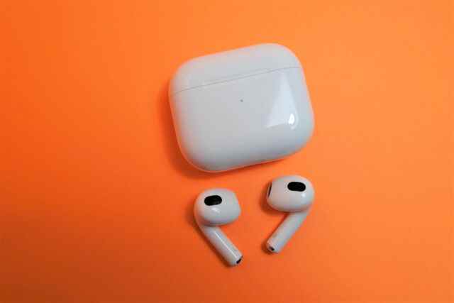 Les AirPod de troisième génération pourraient être utiles si vous voulez les commodités habituelles compatibles avec l'iPhone des véritables écouteurs sans fil d'Apple et un son meilleur que d'habitude grâce à une conception à dos ouvert.