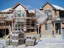 Une nouvelle subdivision de maisons est en construction à East Gwillimbury, Ontario, Canada, le 30 janvier 2018. Le rythme annuel des mises en chantier a légèrement ralenti en janvier, chutant moins que prévu pour le début de l'année.  (Mark Blinch/Reuters)