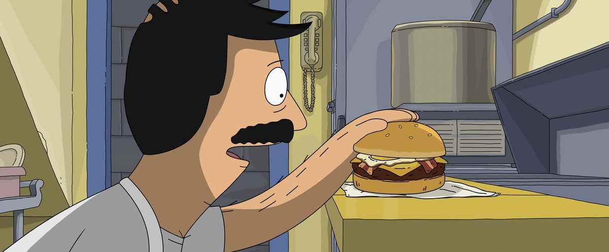 Bob Belcher (exprimé par H. Jon Benjamin) caresse un hamburger dans le FILM THE BOB'S BURGERS des 20th Century Studios. 