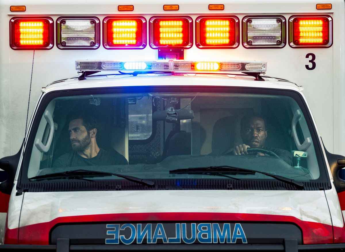 Jake Gyllenhaal et Yahya Abdul-Mateen II sont assis dans la cabine d'une ambulance dans Ambulance