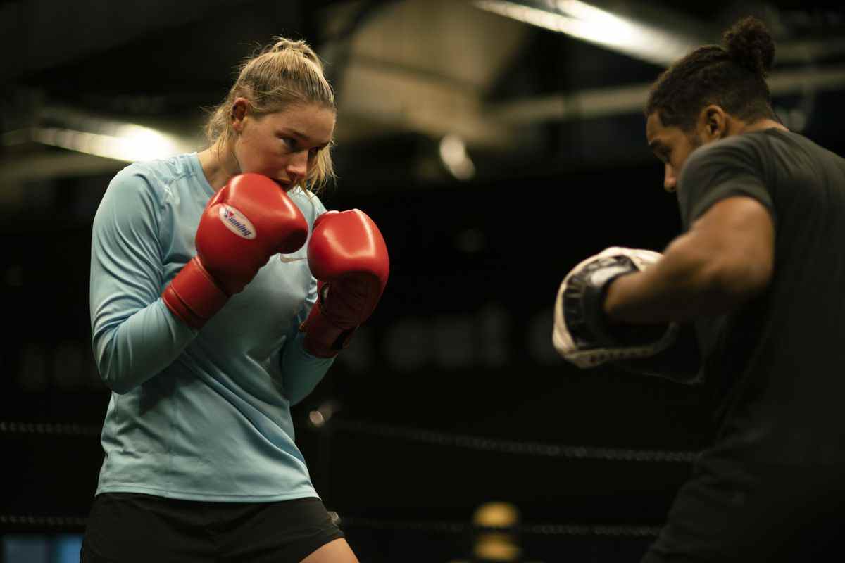 La joueuse de football australienne Tayla Harris s'affronte sur un ring de boxe dans Kick Like Tayla.