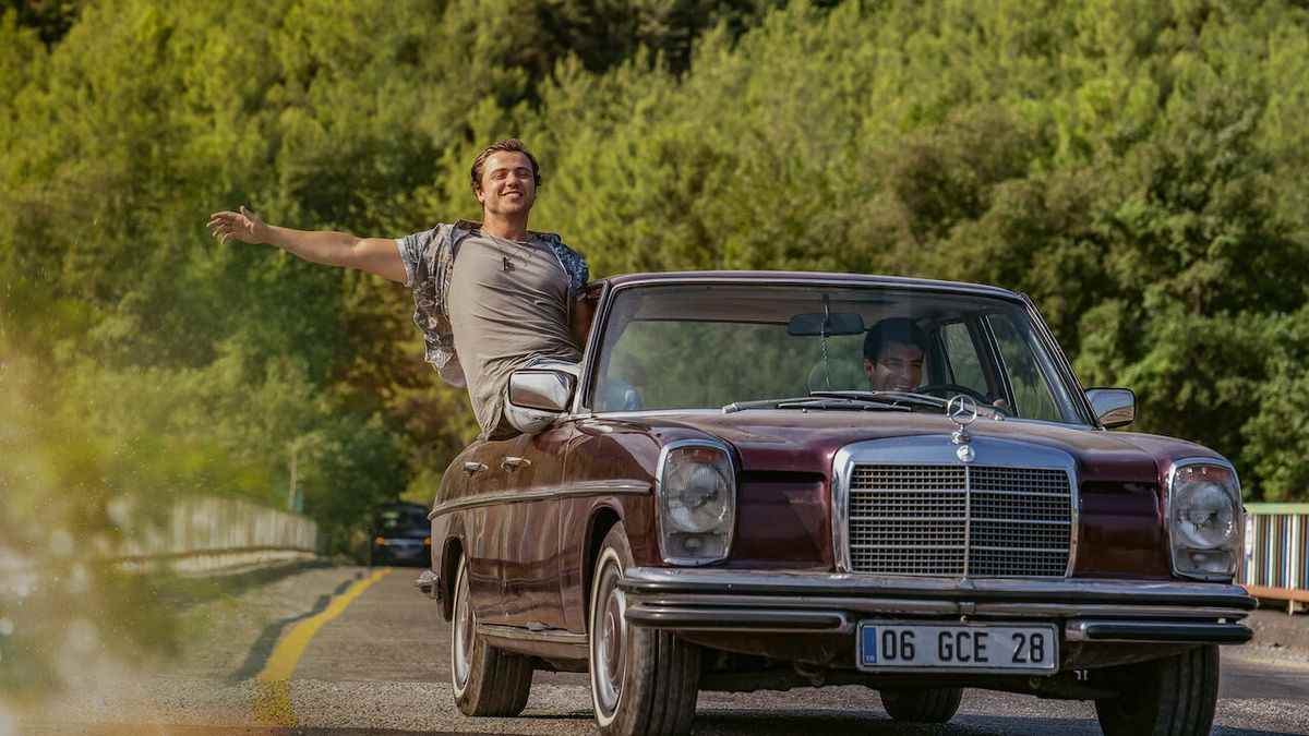 Engin Akyürek et Tolga Saritas dans le rôle de Yüzbasi Salih et Astegmen Kerim dans une voiture à Godspeed.