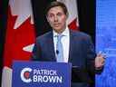 Patrick Brown fait un geste lors du débat à la direction du Parti conservateur du Canada en anglais à Edmonton, en Alberta, le mercredi 11 mai 2022. Le Parti conservateur du Canada affirme que le membre qui a envoyé à la campagne à la direction de Brown un courriel raciste a démissionné de son adhésion.  LA PRESSE CANADIENNE/Jeff McIntosh