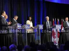 Les candidats à la direction du Parti conservateur, de gauche à droite, Pierre Poilievre, Patrick Brown, Scott Aitchison, Leslyn Lewis, Jean Charest et Roman Baber participent au débat à la direction du Parti conservateur du Canada en français à Laval, au Québec, le 25 mai 2022.