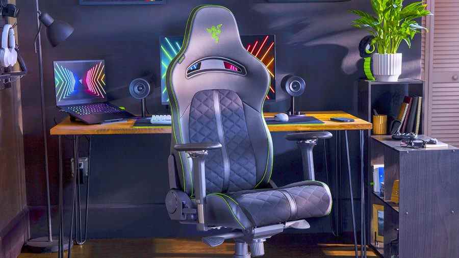 Chaise de jeu Razer Enki Pro avec bureau et ordinateur portable en toile de fond