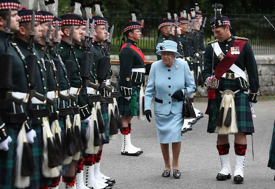 La reine inspecte la Balaklava Company, 5 Battalion The Royal Regiment of Scotland alors qu'elle s'installe dans sa résidence d'été à Balmoral – où elle fait actuellement une « courte pause » – en 2019. (Getty Images)