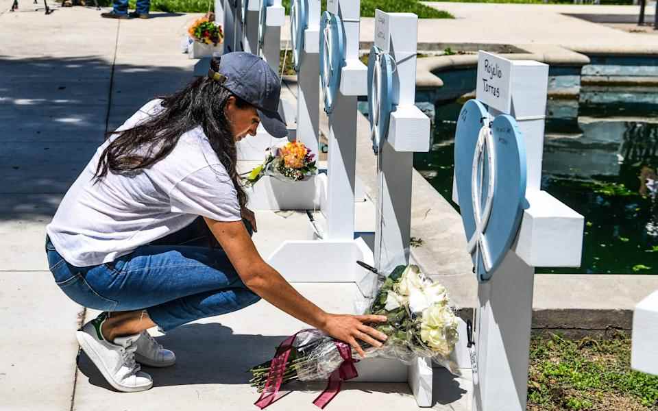 La duchesse s'est envolée pour Uvalde, au Texas, jeudi, pour déposer des fleurs au mémorial des écoliers assassinés - Chandan Khanna/AFP