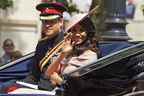 Le prince britannique Harry, duc de Sussex et la britannique Meghan, duchesse de Sussex reviennent en calèche après avoir assisté au défilé de l'anniversaire de la reine, 