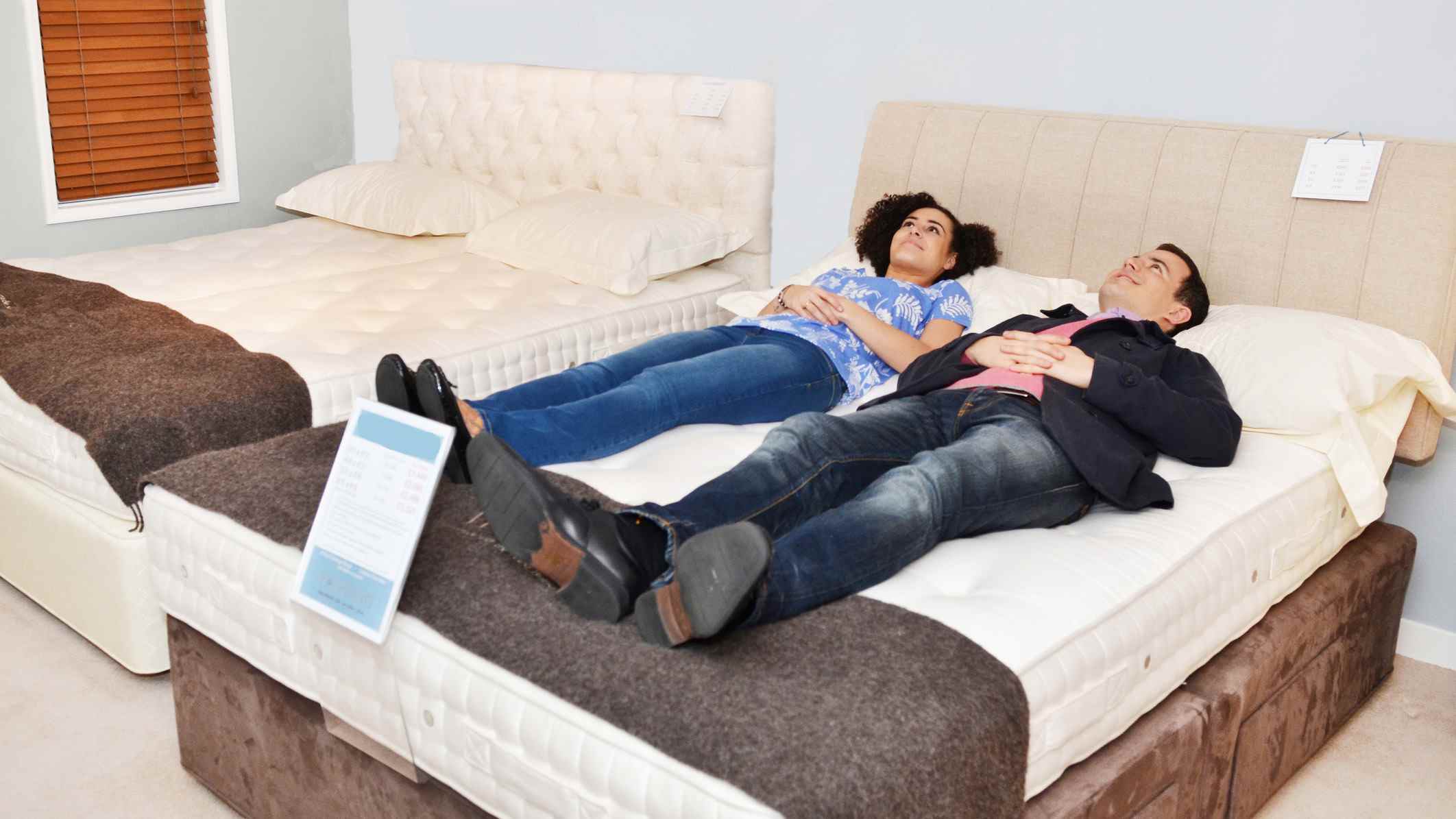Un couple teste un matelas pour voir s'il convient à son corps et à ses besoins en sommeil