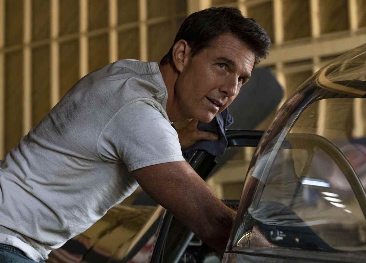 Tom Cruise fait des trucs mécaniques, avec passion, dans Top Gun : Maverick.
