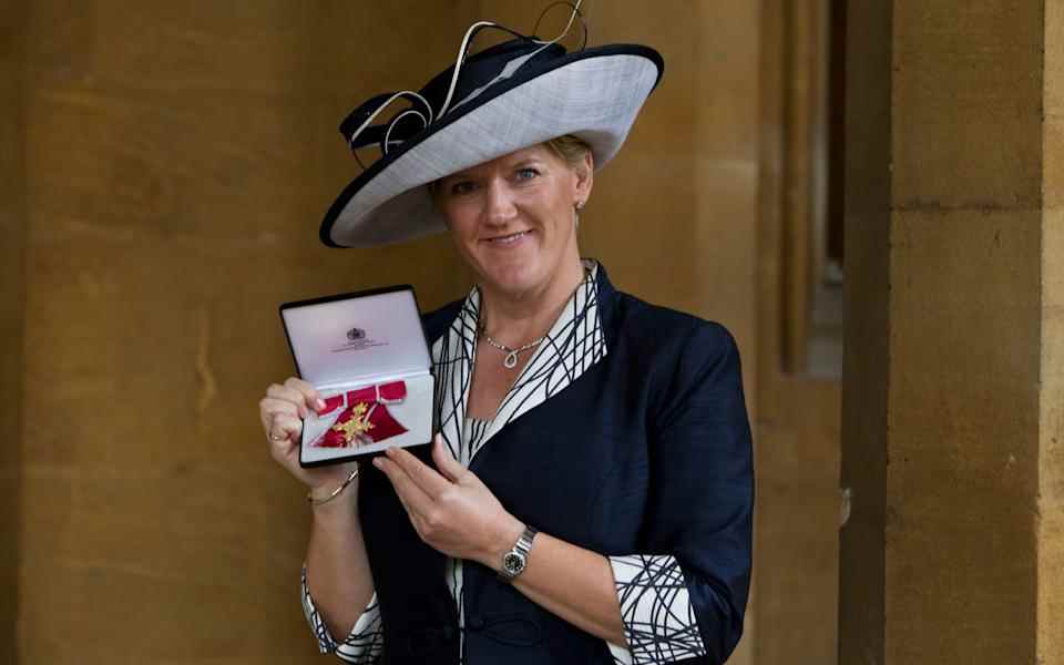 Clare Balding après avoir été nommée OBE au château de Windsor en 2013 - Heathcliff O'Malley pour The Telegraph