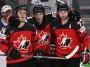 Cole Sillinger du Canada, à gauche, célèbre avec Matt Barzal, au centre, et Josh Anderson des Canadiens lors de la demi-finale des Championnats du monde de hockey sur glace de l'IIHF contre la République tchèque à Tampere, en Finlande, le samedi 28 mai 2022. 