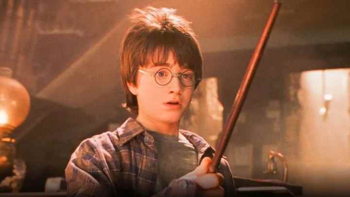 Harry tenant sa baguette pour la première fois dans Harry Potter à l'école des sorciers.