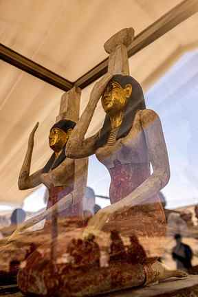 Des statuettes représentant les déesses égyptiennes (de gauche à droite) Isis (Iset) et Nephthys (Nebet-Het) et d'autres sarcophages trouvés dans une cache datant de la Basse Époque égyptienne (vers le Ve siècle avant J.-C.) sont exposées après leur découverte par une mission dirigée par le Conseil suprême égyptien des antiquités, au cimetière de Bubastian dans la nécropole de Saqqarah, au sud-ouest de la capitale égyptienne, le 30 mai 2022.