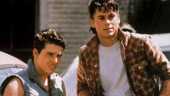 Tom Cruise et Rob Lowe jouent dans The Outsiders.