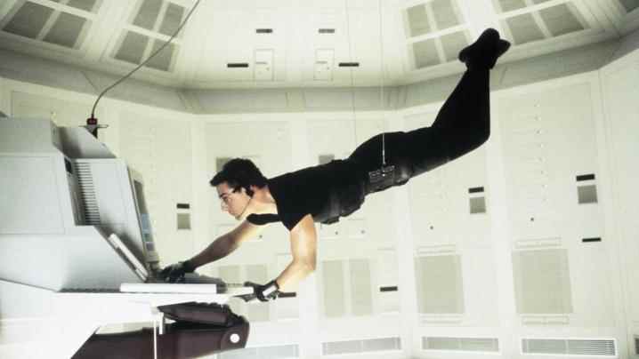Tom Cruise joue dans Mission impossible (1996).