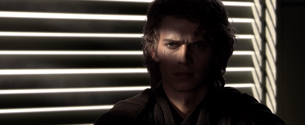 Hayden Christensen dans le rôle d'Anakin dans Revenge of the Sith, dans un éclairage super dramatique 