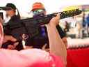 Un client détient un fusil de style AR-15 sans particularité légal de TPM Arms LLC, présenté à la vente sur le stand de la société au Crossroads of the West Gun Show au parc des expositions du comté d'Orange le 5 juin 2021 à Costa Mesa, en Californie. 