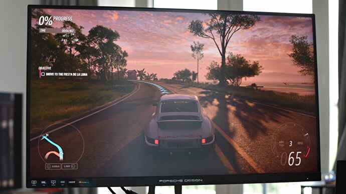 Le moniteur de jeu Porsche Design AOC Agon Pro PD32M montrant Forza Horizon 5 en action.