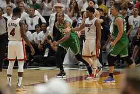Le centre des Boston Celtics Al Horford (42) et l'attaquant Grant Williams (12) célèbrent alors que le garde des Miami Heat Victor Oladipo (4) et le garde Kyle Lowry (7) regardent à la fin du septième match de la finale de la conférence Est 2022 à la FTX Arena.  Jim Rassol-USA TODAY Sports