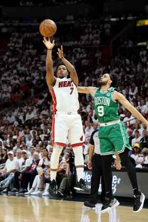 Kyle Lowry # 7 du Miami Heat tire un panier à trois points contre Derrick White # 9 des Celtics de Boston au cours du premier quart du septième match des finales de la Conférence Est des éliminatoires de la NBA 2022 à la FTX Arena le 29 mai 2022 à Miami, en Floride.  (Photo par Andy Lyons/Getty Images)