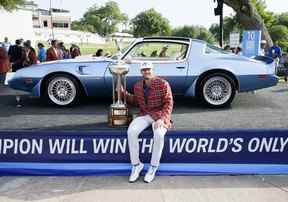 Sam Burns reçoit la voiture du prix des champions 2022, une Schwab Firebird de 1979 à la suite du tournoi de golf Charles Schwab Challenge.  Raymond Carlin III-USA TODAY Sports