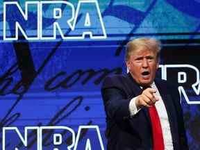 L'ancien président américain Donald Trump fait des gestes lors de la convention annuelle de la National Rifle Association (NRA) à Houston, Texas, le 27 mai 2022.