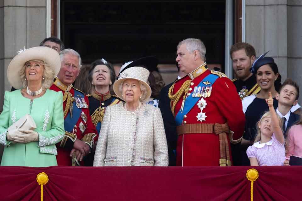 Photo de fichier en date du 8/6/2019 de la reine Elizabeth II est rejoint par des membres de la famille royale, y compris le duc d'York, le duc et la duchesse de Sussex sur le balcon de Buckingham Place regarder le défilé aérien après la cérémonie Trooping the Colour, alors qu'elle célèbre son anniversaire officiel.  La reine a limité l'apparition du balcon Platinum Jubilee Trooping the Colour aux membres actifs de sa famille, le duc d'York et le duc et la duchesse de Sussex étant omis de la liste royale.  Date d'émission : vendredi 6 mai 2022.