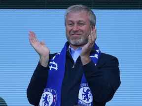 Le propriétaire russe de Chelsea, Roman Abramovich, applaudit, alors que les joueurs célèbrent leur victoire en championnat à la fin du match de football de Premier League entre Chelsea et Sunderland à Stamford Bridge à Londres le 21 mai 2017.