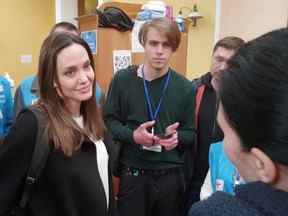 Angelina Jolie écoute lors d'une rencontre avec des volontaires lors d'une visite à la gare principale de Lviv, au milieu de l'invasion russe de l'Ukraine, le samedi 30 avril 2022 dans cette image fixe obtenue à partir d'une vidéo.