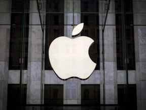 Un logo Apple est suspendu au-dessus de l'entrée de l'Apple Store sur la 5e Avenue à New York.