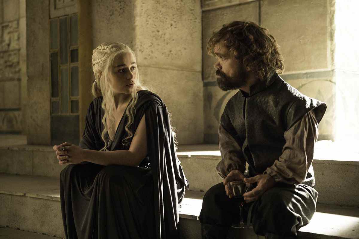 Daenerys et Tyrion assis et discutant dans une image de Game of Thrones