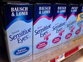 Boîtes de solution de lentilles de contact Bausch + Lomb Inc. Sensitive Eyes exposées dans une pharmacie du quartier de Brooklyn à New York.