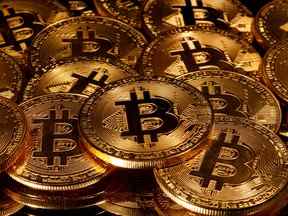 Le bitcoin a chuté de 5,1% lundi et s'échangeait à environ 32 630 dollars américains à 10h47 à New York.