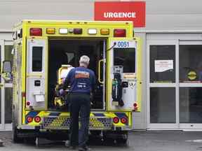 Un ambulancier charge sa civière dans l'ambulance après avoir amené un patient à l'urgence d'un hôpital de Montréal, le jeudi 14 avril 2022.