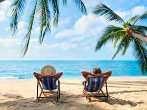 Un couple se détendant sur une plage tropicale.