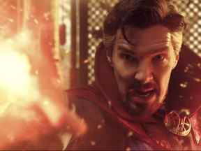 Benedict Cumberbatch dans le rôle du Dr Stephen Strange dans Doctor Strange de Marvel Studios dans le multivers de la folie.