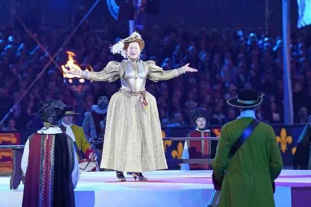 Dame Helen Mirren habillée comme la reine Elizabeth I effectue 